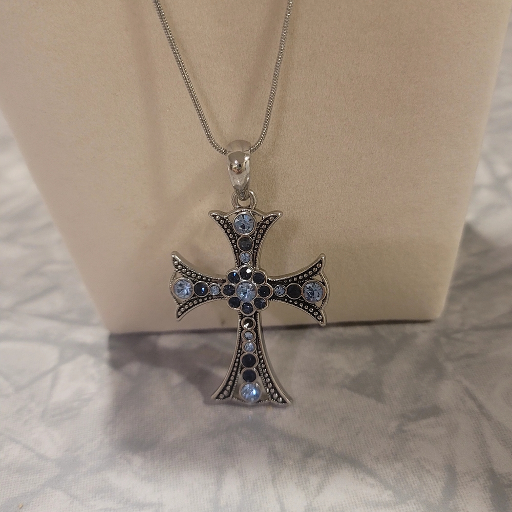Chic Silver Chain Cross - Picture 3 of 3